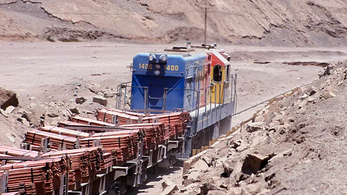 Tren cargado con cátodos de cobre.