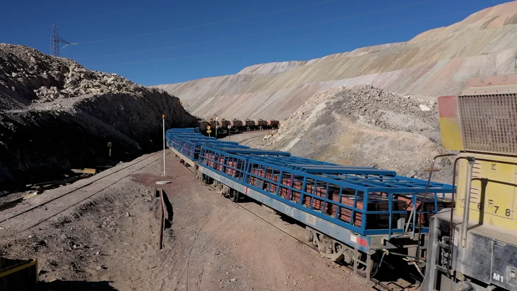Vagones de tren reforzados con medidas de seguridad y blindaje táctico para el transporte de cobre en zonas críticas.