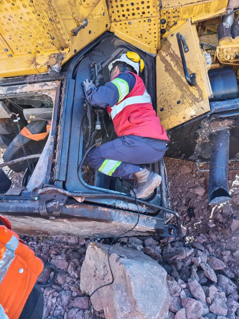 Representantes de McEwen Copper, empresa Zlato, Policía Minera y Comisaría 16 durante las pericias en Los Azules.