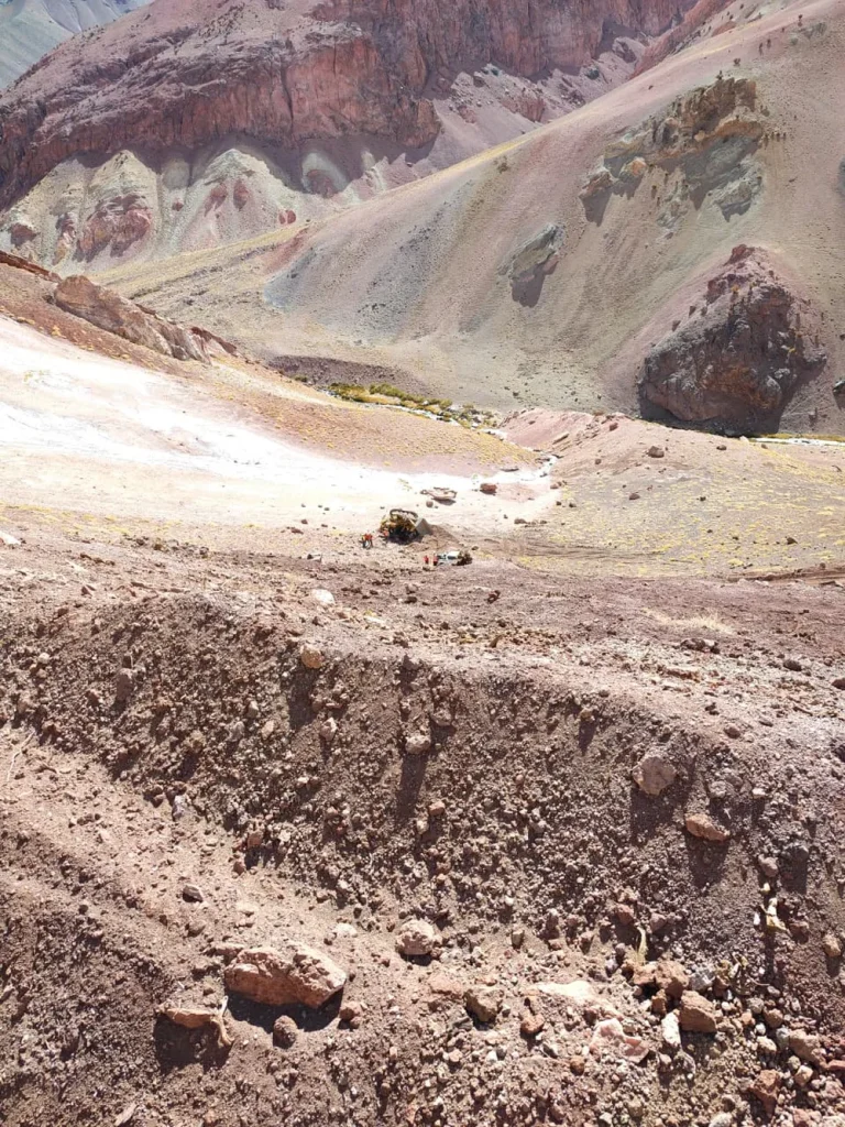 Inclinación del terreno en el sector Atutia de la mina Los Azules donde volcó la topadora de Mario Alancay.