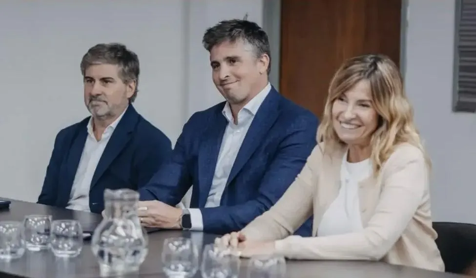 El nuevo presidente de la Cámara minera José Morea en el centro flanqueado por su vicepresidente Marcelo Álvarez y la Directora ejecutiva Sandra Barceló.