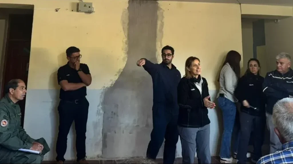 Representantes de Vicuña durante la reunión con vecinos de Angualasto en la delegación municipal.