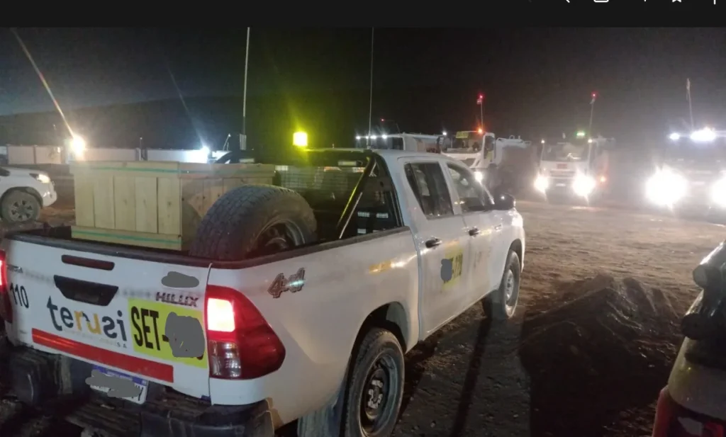 Camionetas de noche en alta montaña.