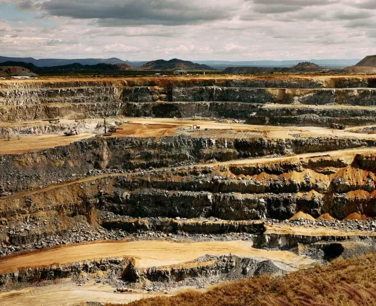 Operación minera de cobre utilizando equipamiento de molienda de alta tecnología.