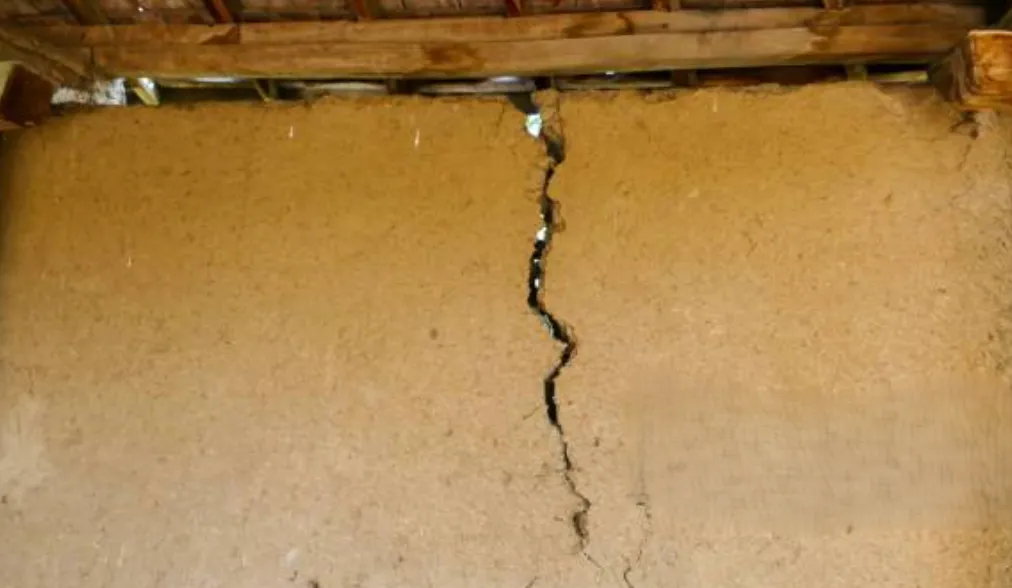 Grietas profundas en una pared de adobe de una vivienda de 120 años en Angualasto por vibraciones de camiones.