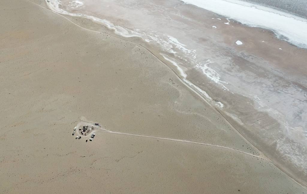 Vista panorámica fotorrealista del Salar del Hombre Muerto en la Puna catamarqueña con depósitos de salmuera de Galan Lithium
