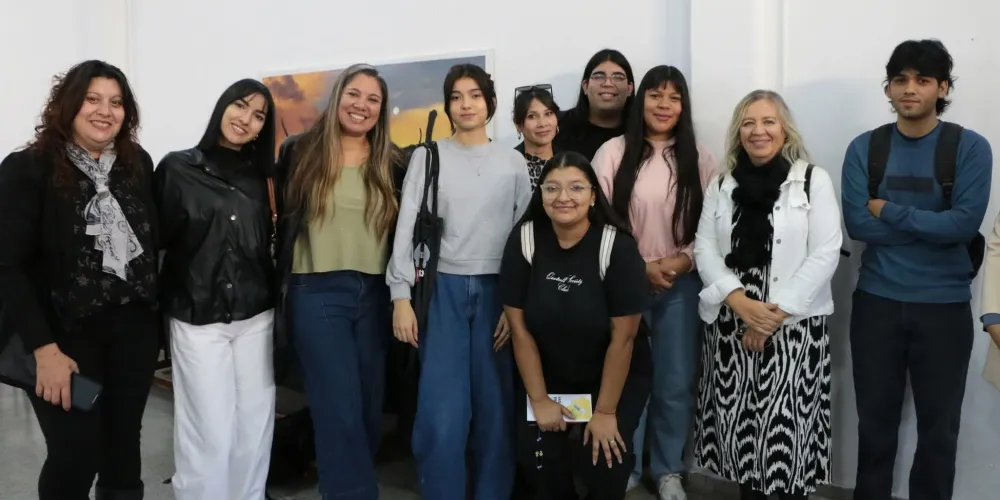 Foto grupal María Martha Caballero, Yamila Dubockovick, algunos de los estudiantes y gabriela torres