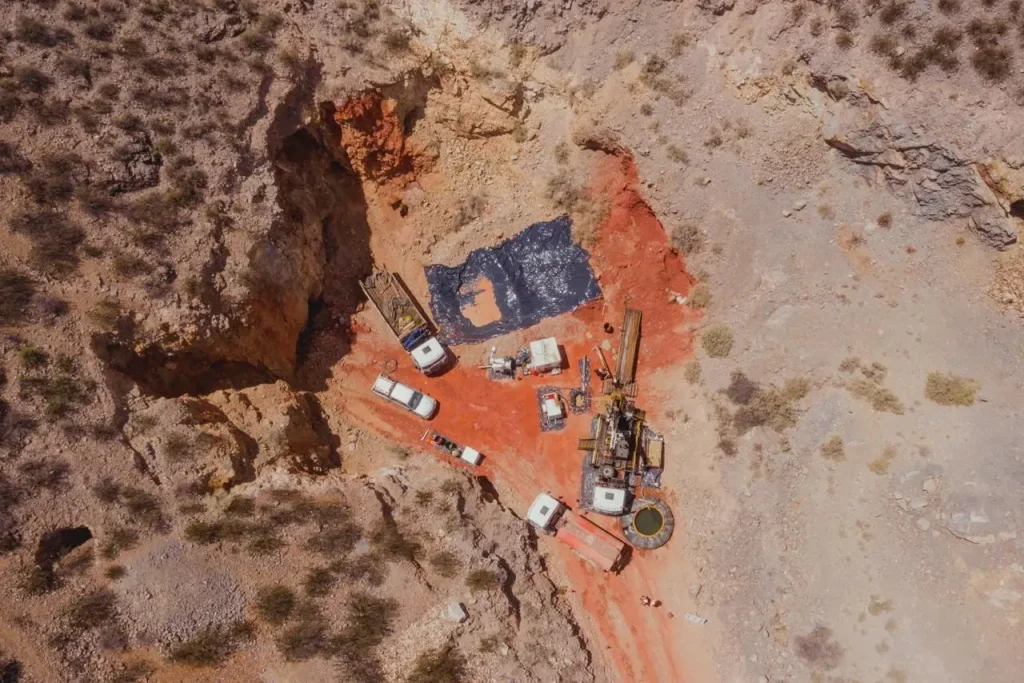 Camiones mineros y retroexcavadoras operando en los tajos a cielo abierto del proyecto Hualilán
