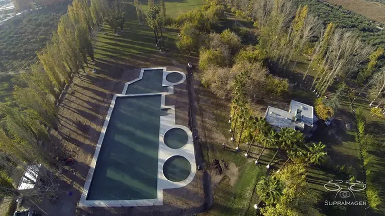  El camping de STOTAC en Santa Lucía, con su emblemática pileta con forma de camión, es uno de los espacios recreativos más grandes del sindicalismo sanjuanino.