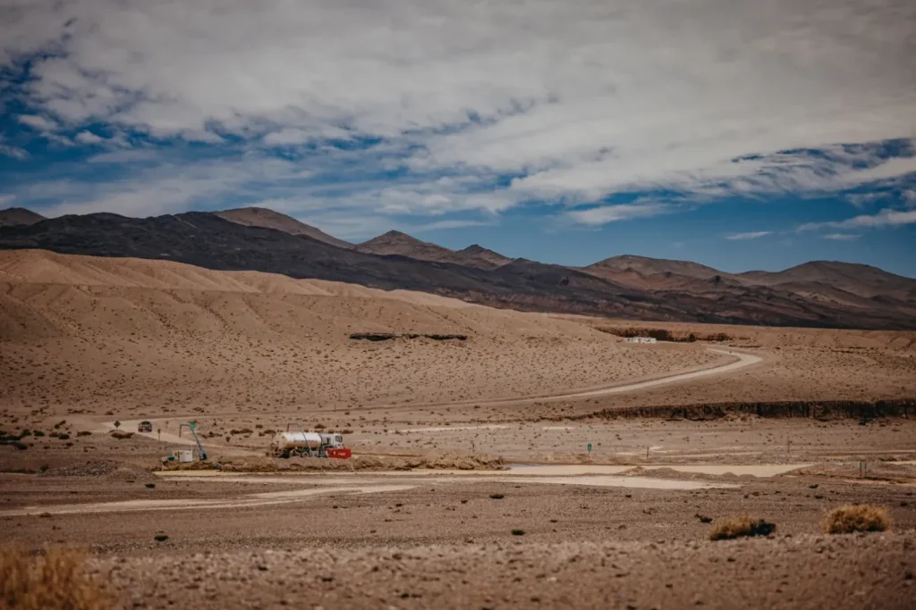 La construcción del Corredor Norte, futuro camino de acceso al Proyecto, desde el tramo A al D. Foto: Vicuña.