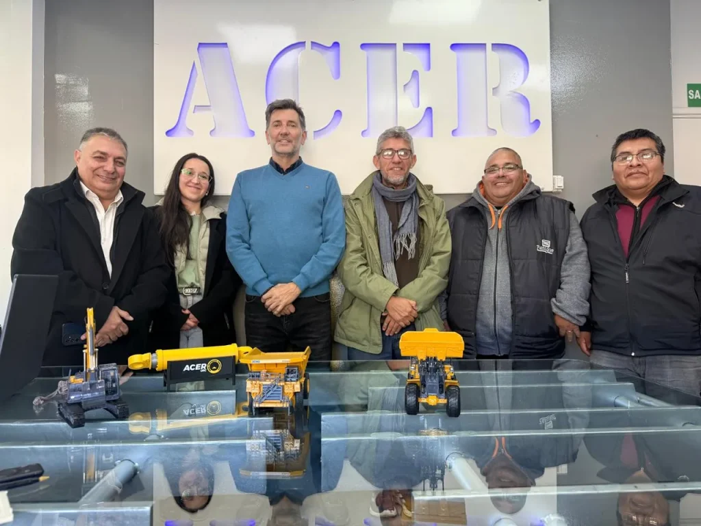 Claudio García y Patricio Páez posan junto al equipo de trabajo en las instalaciones de Acer en 9 de Julio.