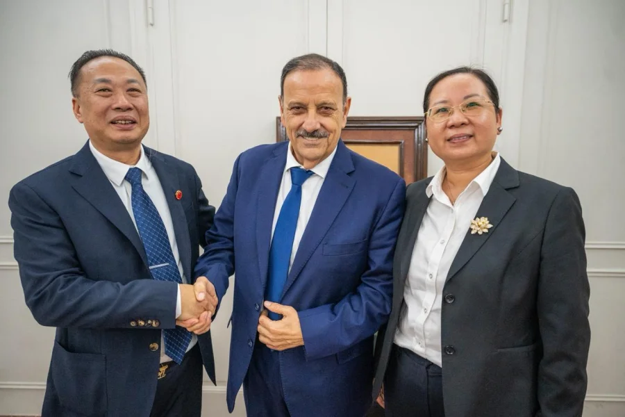 El gobernador riojano Ricardo Quintela con personal de Hainan Trailblazer New Material Technology Co. Ltd