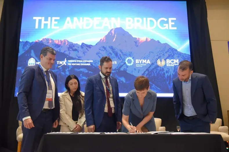 La ministra de Energía, Jimena Latorre, junto al CEO de Impulsa, Sebastián Piña