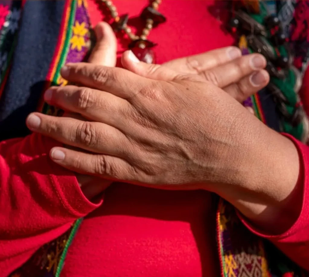 Vista de unas manos sobre le corazón.