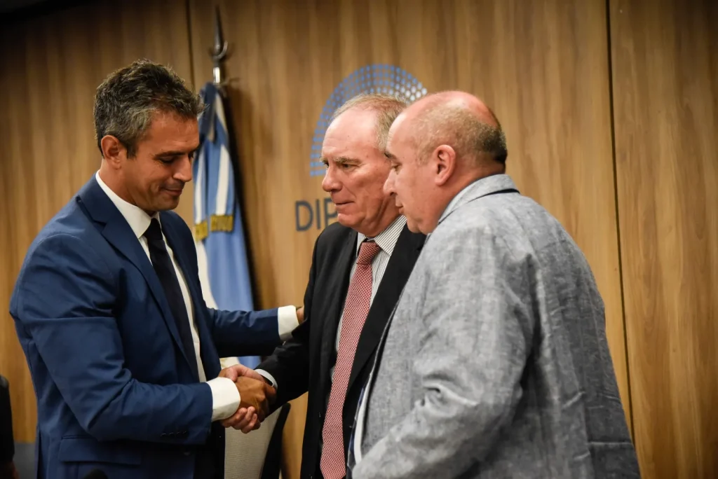 Luis Lucero (centro) junto al Presidente del Congreso, Martín Menem, y el diputado libertario sanjuanino José Peluc al conocer la denuncia penal en su contra por parte de los ambientalistas.