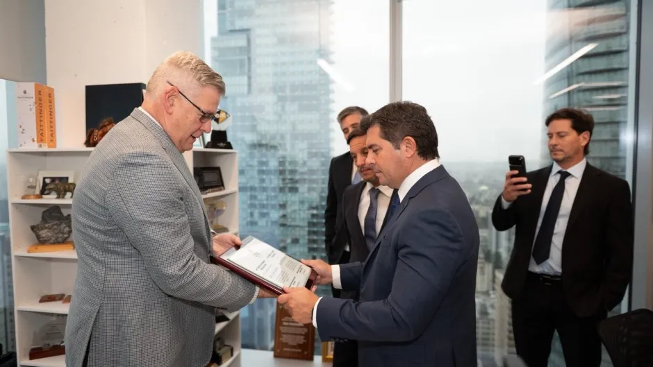 Orrego con el CEO de Vicuña Ron Hochstein