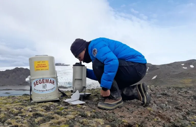 Geólogo analizando datos digitales de minerales críticos como litio y cobre.
