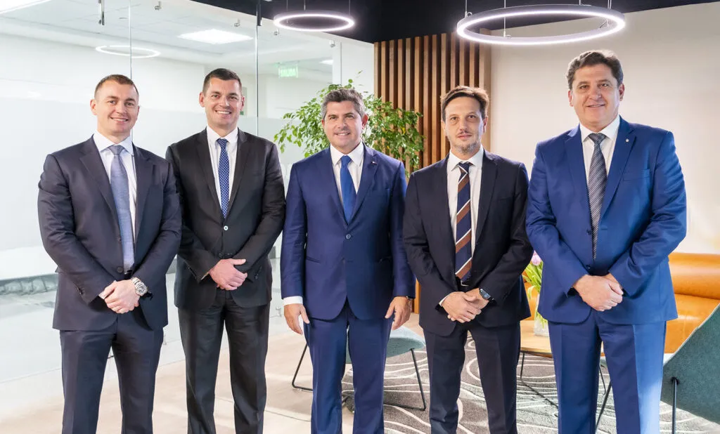 El gobernador de San Juan Marcelo Orrego y los hermanos Jack y Adam Lundin junto al gabinete provincial.