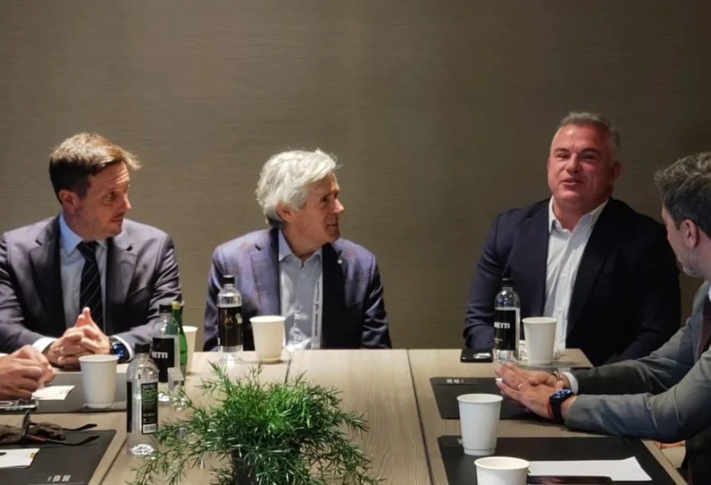 El ministro de Minería Juan Pablo Perea junto a Rob McEwen, presidente y propietario principal de McEwen Inc. y a Michael Meding CEO de la compañía.