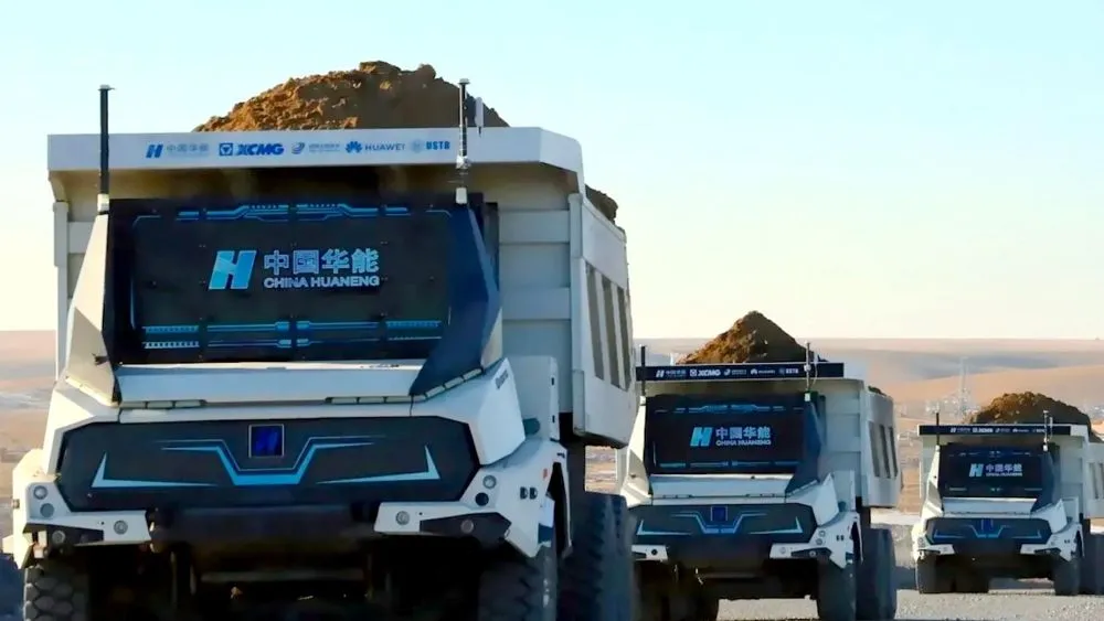 Camiones autónomos mineros en la ruta.