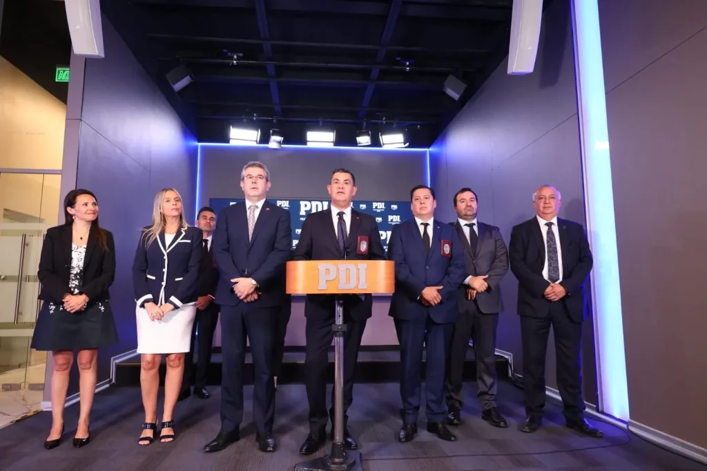 El Subdirector de Investigación Policial y Criminalística, Prefecto General Hugo Haegger en la rueda de prensa tras la detención con el resto de autoridades.