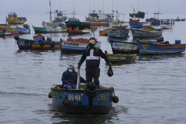 Pescadores en barcos de pesca en Chile.