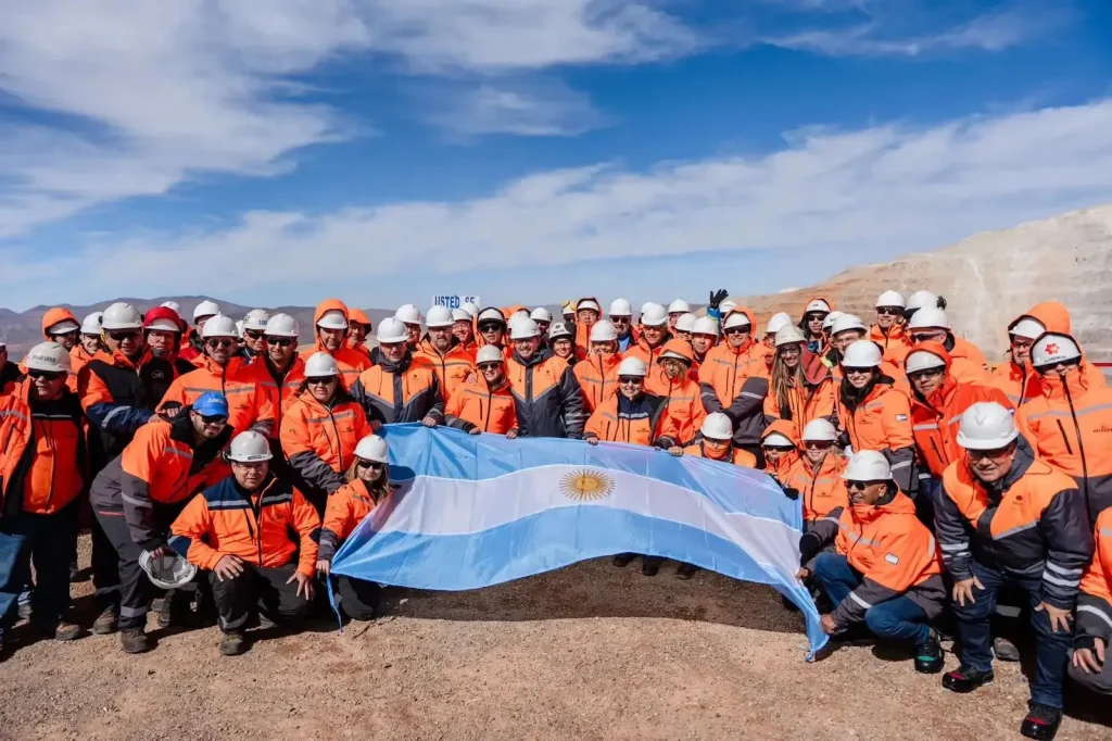 Operarios de una minera posando para una foto.