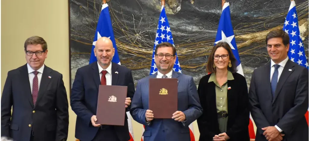 La firma del acuerdo: el Canciller chileno, Francisco Pérez Mackenna, y el embajador norteamericano, Brandon Judd.
