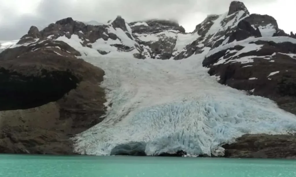 Glaciar en la cordillera rodeado de zonas periglaciales donde se proyectan inversiones
