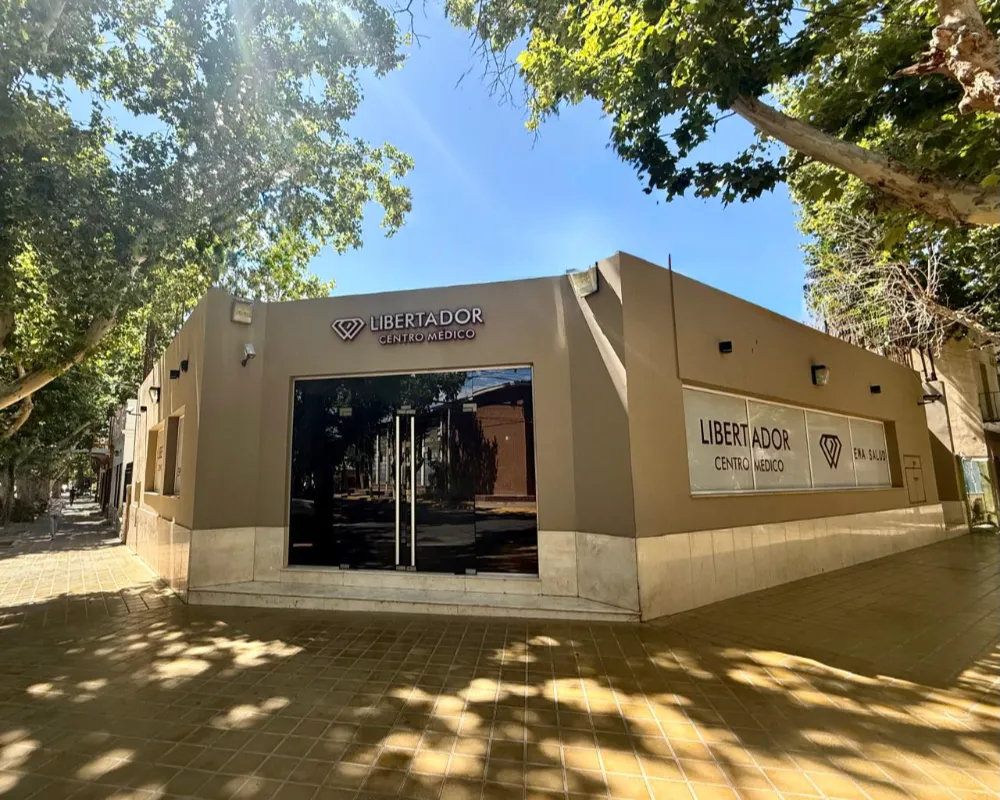 Fachada exterior moderna de un sanatorio médico de alta complejidad en San Juan, mostrando la infraestructura robusta que soporta el plan EMA Salud.