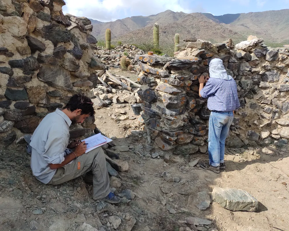 Monitoreo arqueológico minero. Arqueólogo realizando registro digital de un sitio en una zona de impacto minero.
