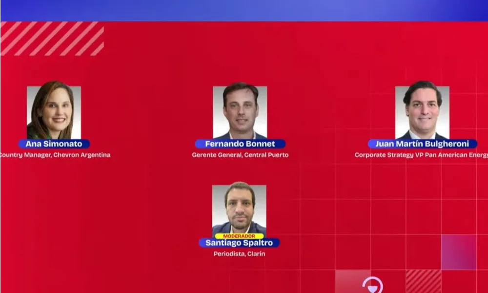 Captura de pantalla con los retratos de Disertantes del panel de proyectos energéticos de Amcham Summit 2026 Ana Simonato, Chevron Argentina. Fernando Bonnet, Central Puerto, y Juan Martín Bulgheroni,Pan American Energy.