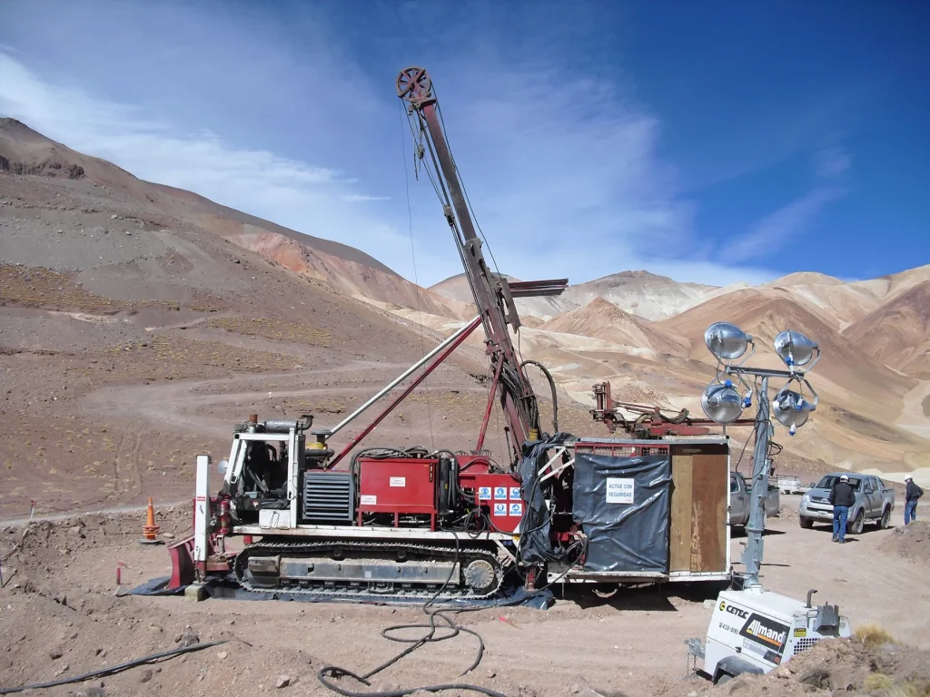 Máquinas de perforación diamantina operando en el yacimiento Yaxtché, Salta.