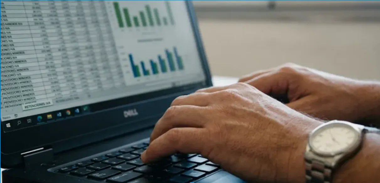 Computadoras realizando cruces sistémicos de datos fiscales y facturación electrónica. Imagen ilustrativa de Acero y Roca.