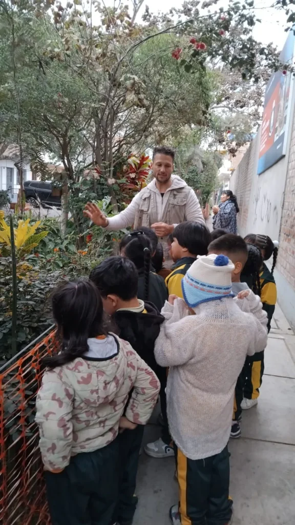 Biohuerto escolar con estudiantes