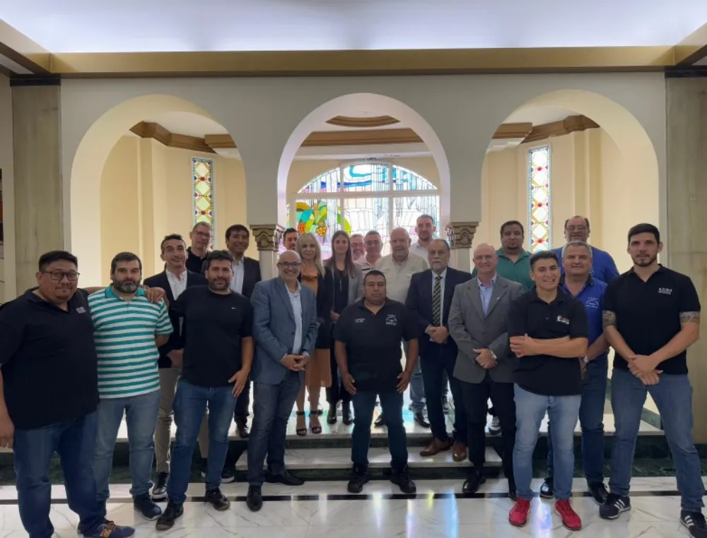 Contenido Original de ACERO Y ROCA Equipo técnico interdisciplinario trabajando en prevención de riesgos en minería.