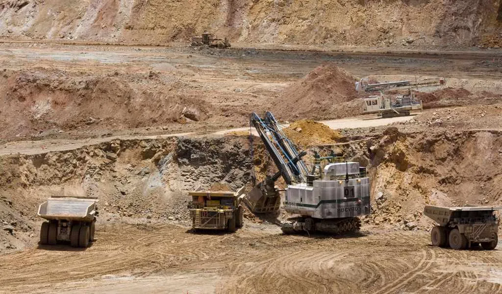 Geólogos realizando tareas de muestreo y mapeo en el proyecto de oro Francisca Salta de Orestone Mining.