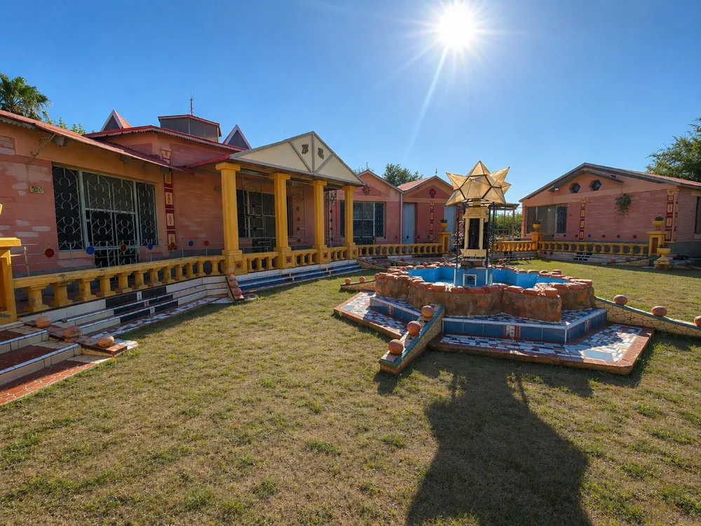 Vista exterior de la fachada del Museo Piedras del Mundo en Usno, Valle Fértil. Se observa la arquitectura del edificio, el cartel de entrada y el entorno natural precordillerano típico de San Juan bajo la luz del sol.
