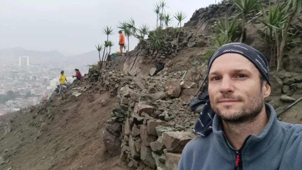 Emilano Cacciavillani en el cerro de Peru con su proyecto forestal