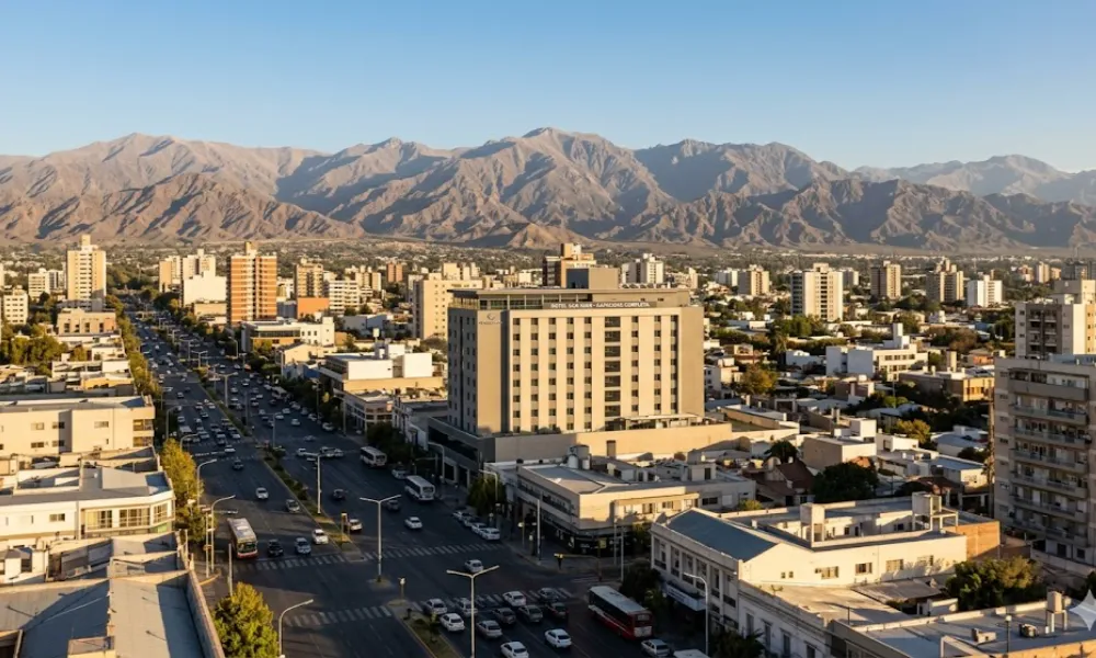 Vista panorámica de la zona urbana y comercial de San Juan con montañas de fondo.  Imagen ilustrativa de Acero y Roca.