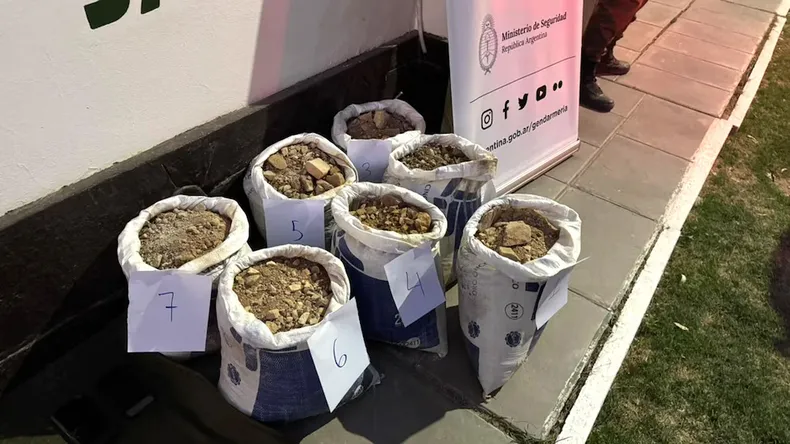 bolsas material rocoso oro mineria ilegal san juan gendarmeria evidencia pirquineros