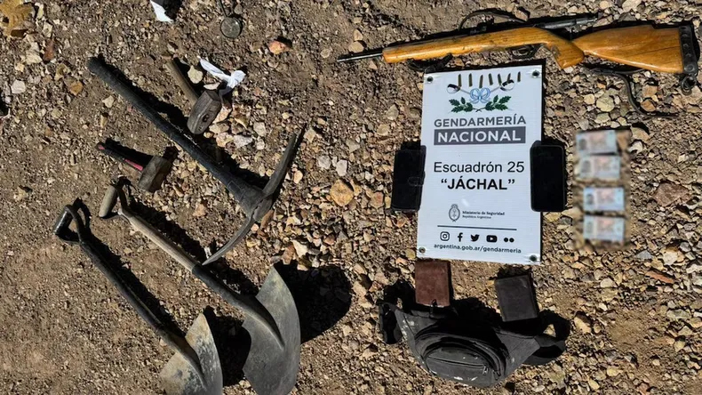 herramientas mineria ilegal arma carabina gendarmeria secuestro jachal san juan operativo