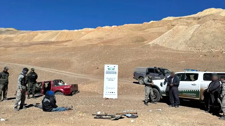 operativo gendarmeria cordillera san juan detenidos pirquineros camionetas jachal
