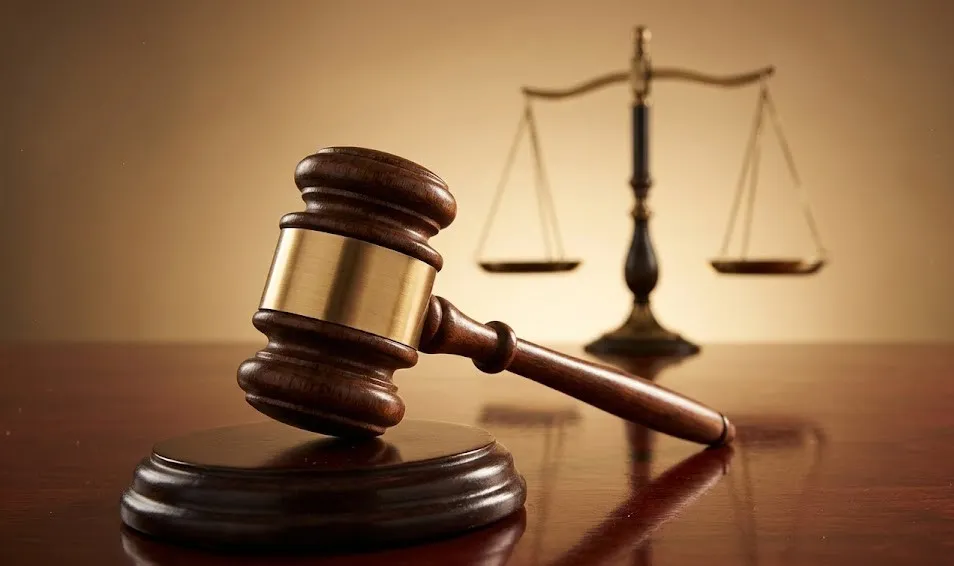 Foto ilustrativa de un martillo y una balanza. Contenido Original de ACERO Y ROCA - Prohibida su reproducción