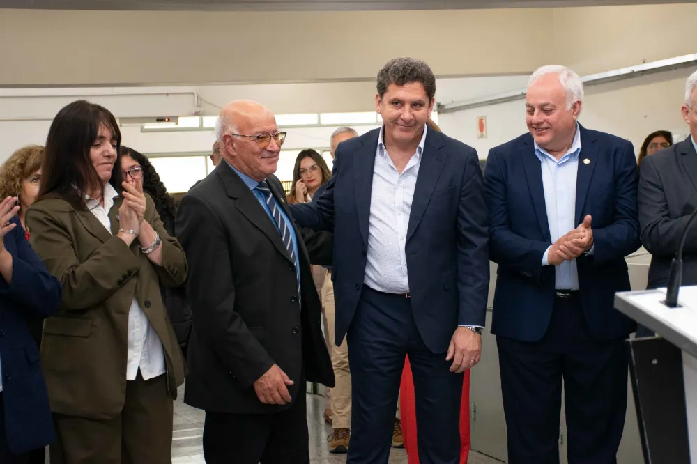 Autoridades durante la inauguracion del Laboratorio de Nanotecnología en la UNSJ