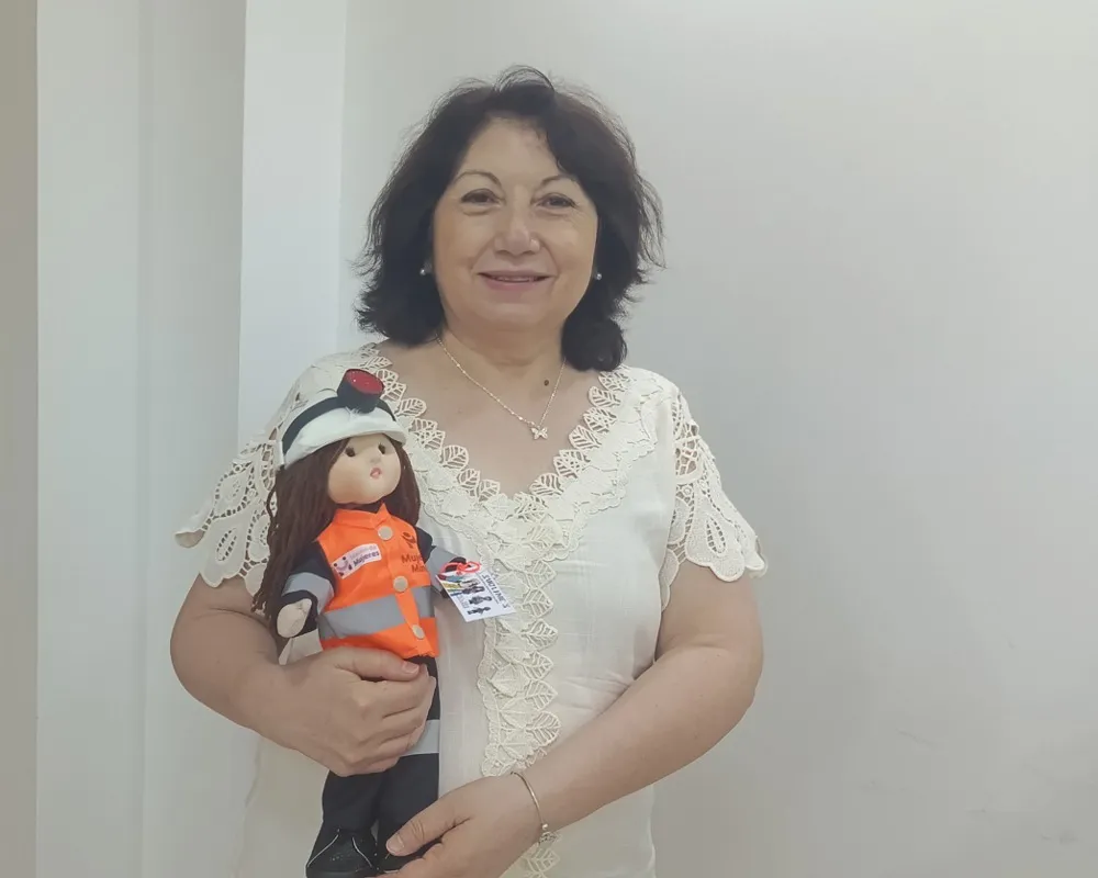 Contenido Original de ACERO Y ROCA - Prohibida su reproducción La artesana Mary Marchán posando con una muñeca minera personalizada. Fuente de imagen: Acero y Roca