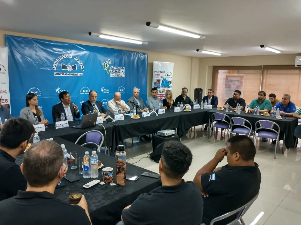 Contenido Original de ACERO Y ROCA Docentes e investigadores trabajando en elaboración de documentos técnicos de seguridad minera.