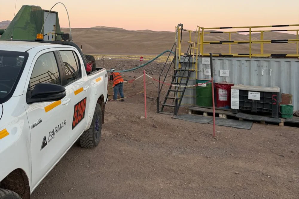 Operario de PARMAR realizando tareas de mantenimiento en planta modular de tratamiento de efluentes mineros en San Juan.