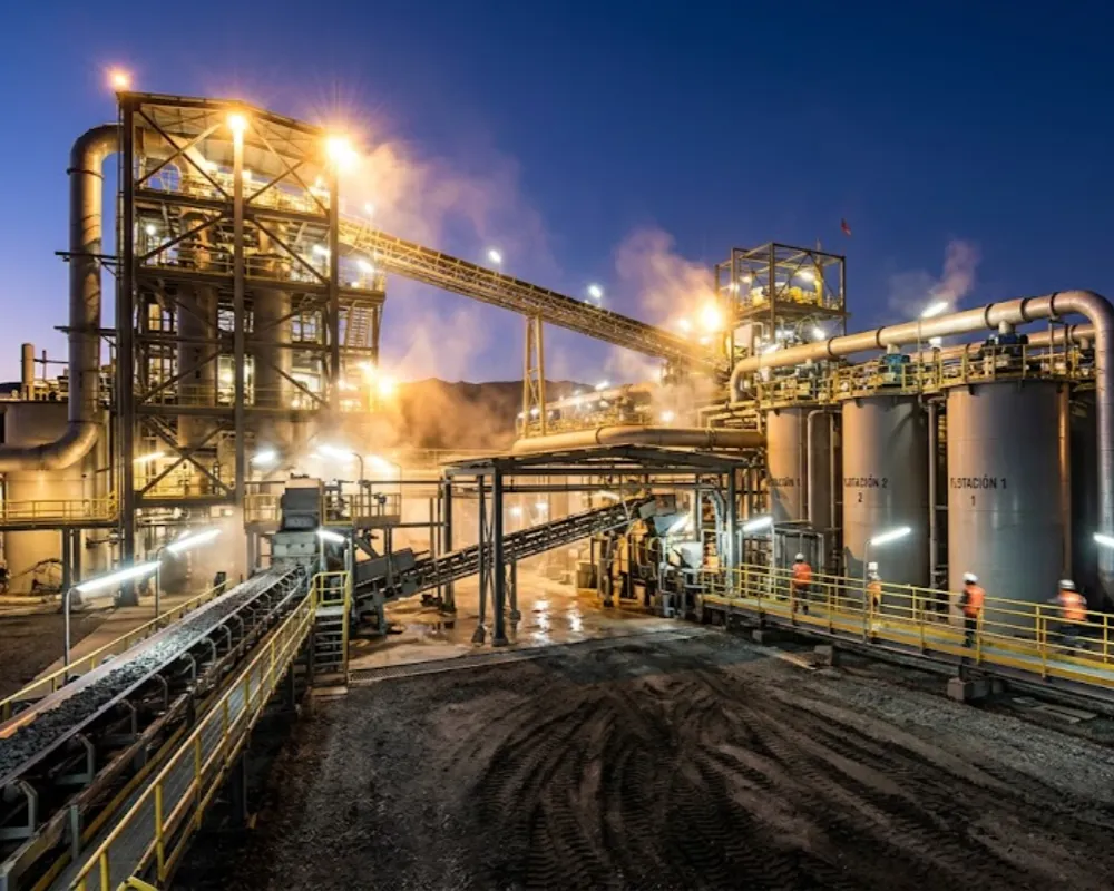 Planta de procesamiento minero industrial. Contenido Original de ACERO Y ROCA - Prohibida su reproducción