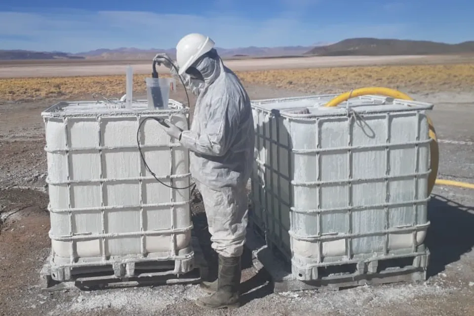 Operario de Galan Lithium midiendo pH y conductividad en tanques IBC de salmuera en el Salar del Hombre Muerto
